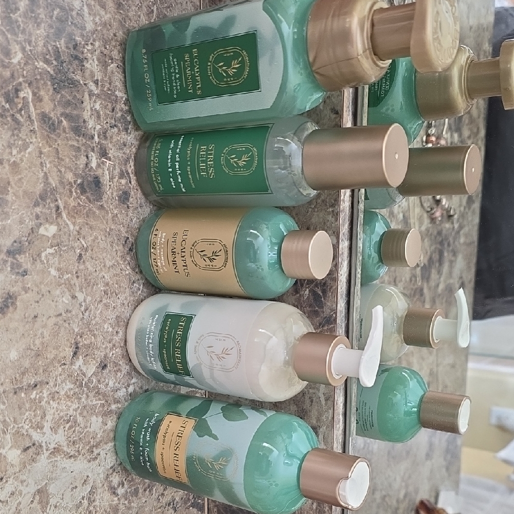 Bath & Body Works Green and Gold Moisturizer & Body Oil Set
